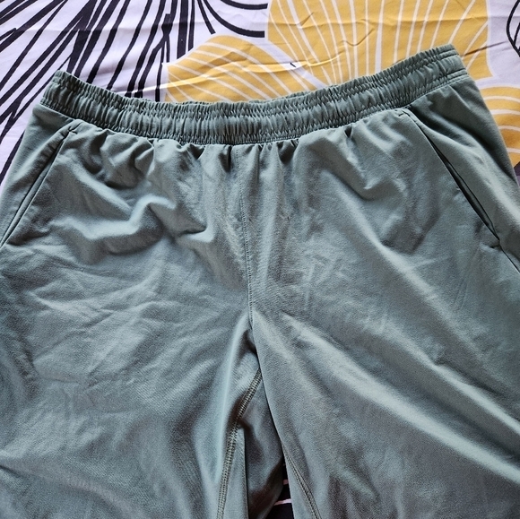 Nwot Mens shorts - Picture 2 of 6